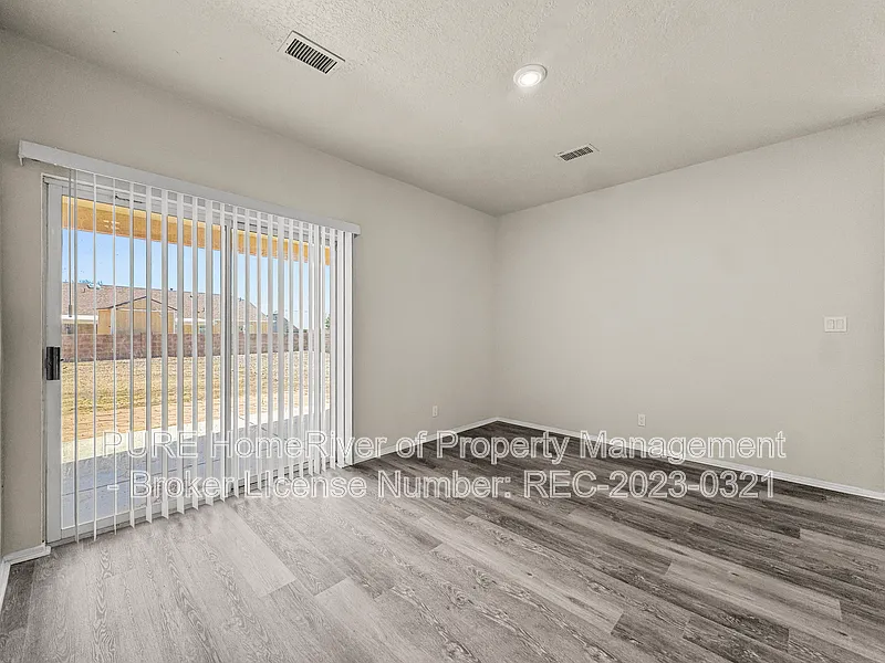 4 bed, 2.0 bath, 1820 sqft, $2,295 — Photo 3