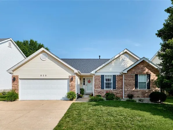 819 Spring Crest Dr, Fenton, MO 63026