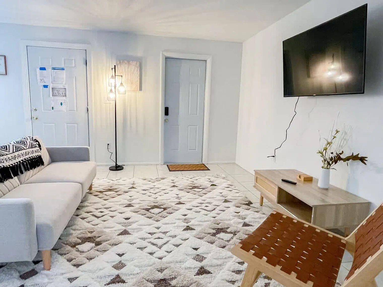 1 bed, 1.0 bath, 592 sqft, $2,504 — Photo 2