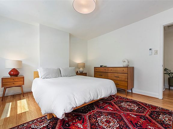 4th image of 237 40th St
