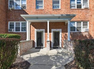 28 Linden St, Great Neck, NY 11021