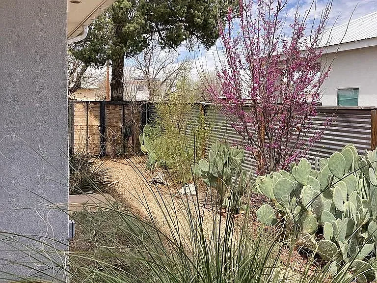 104 E Waco St — Photo 16