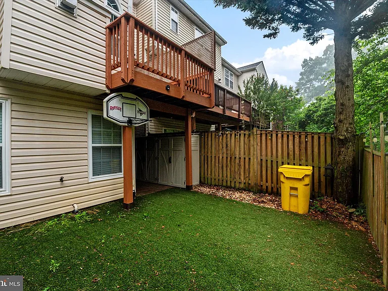 824 Stonehurst Ct — Photo 32