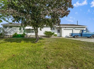 17567 Lakeside Rd, Three oaks, MI 49128