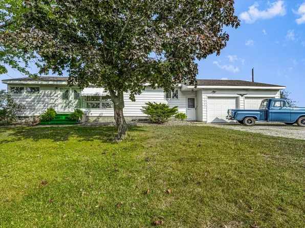 17567 Lakeside Rd, Three Oaks, MI 49128