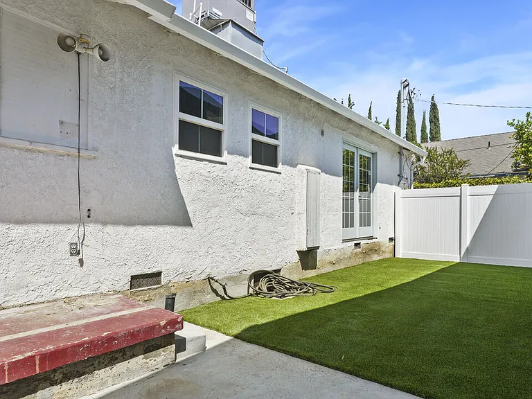 13842 Hamlin St — Photo 14