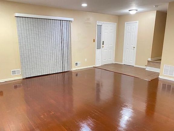 3rd image of 1077 Roseberry Ct