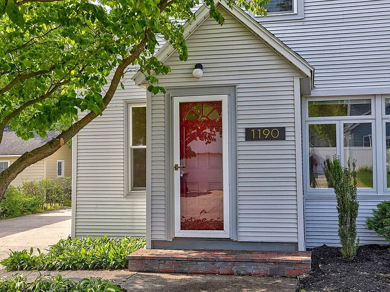 1190 Lakeview Dr — Photo 2