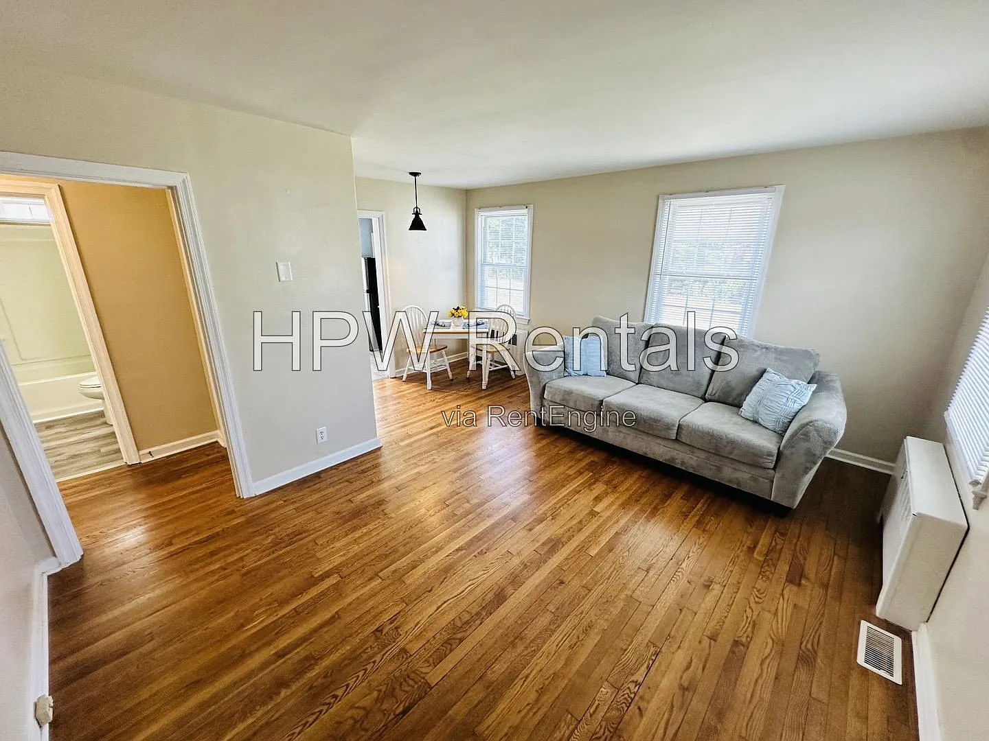 2 bed, 1.0 bath, 800 sqft, $1,250 — Photo 2