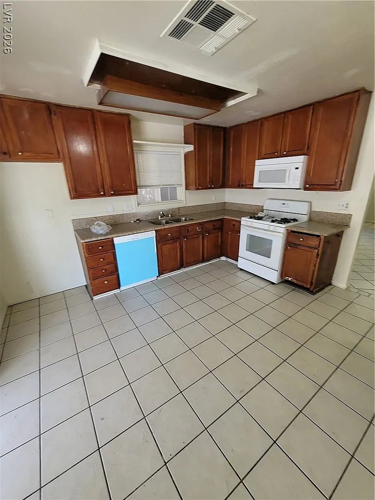 3 bed, 2.0 bath, 1165 sqft, $1,659 — Photo 4