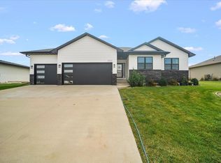 2322 Leigh Ln, Cedar Falls, IA 50613
