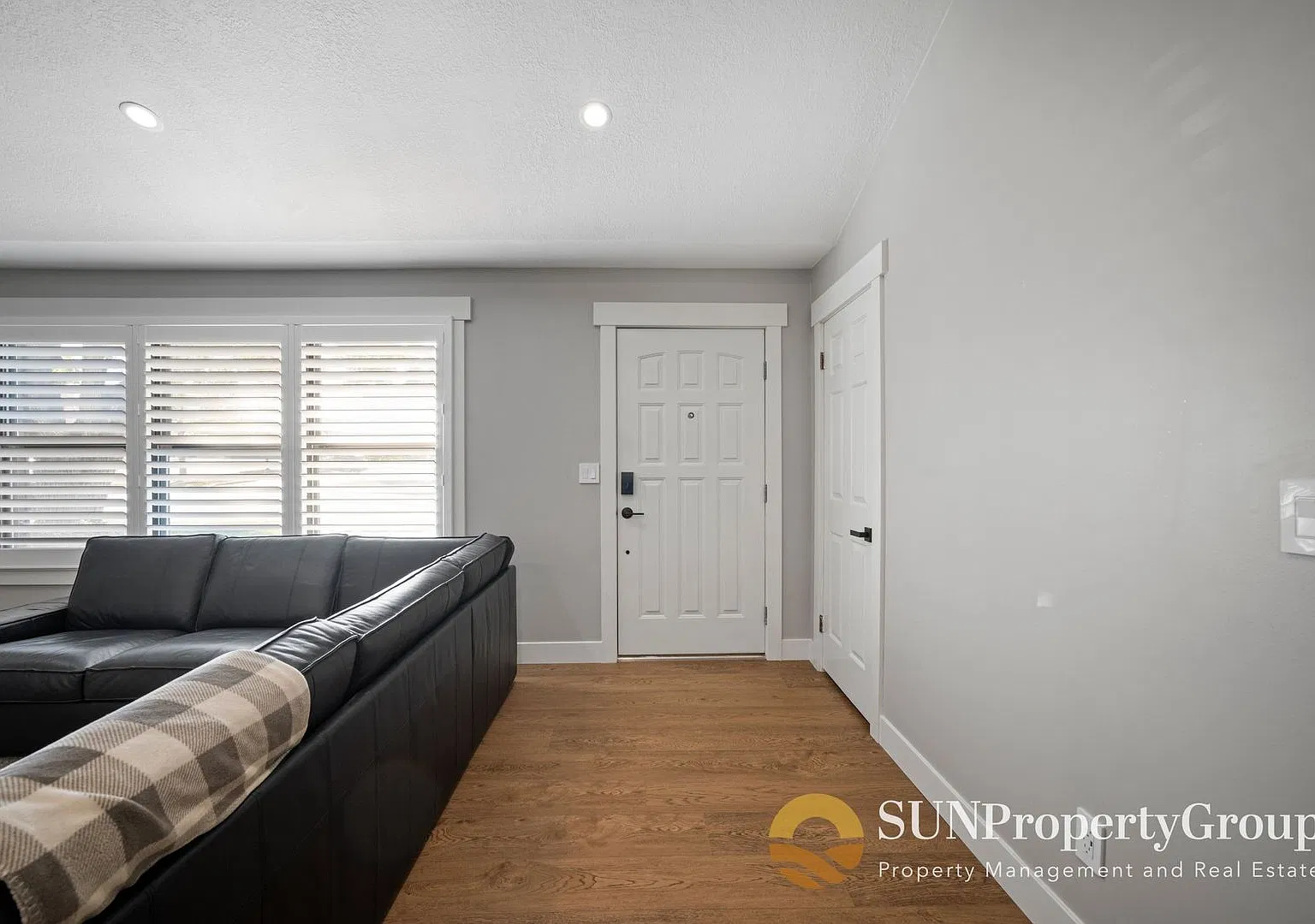 Beautiful Remodeled Home In Great Midvale Location — Photo 2