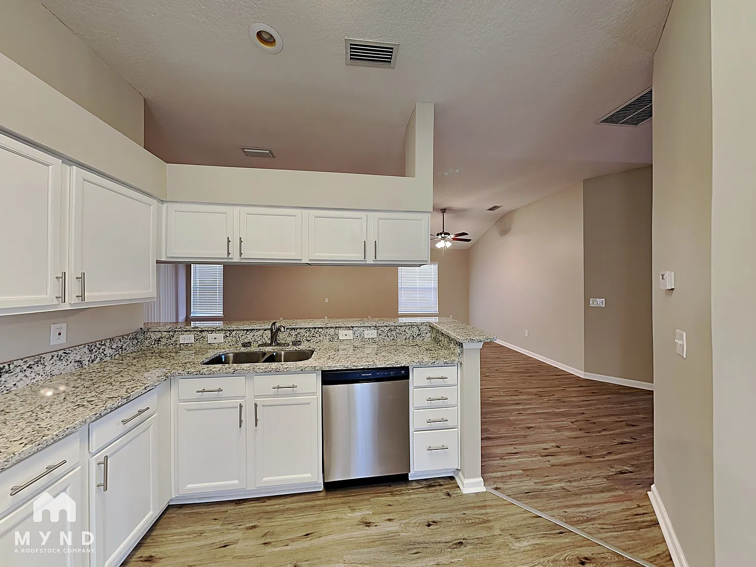 3 bed, 2.0 bath, 1504 sqft, $1,779 — Photo 2