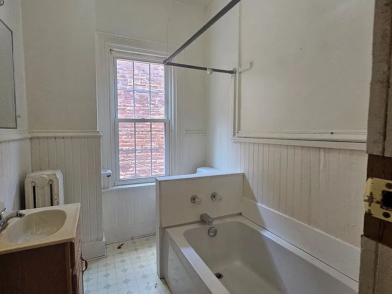 205 W King St — Photo 8