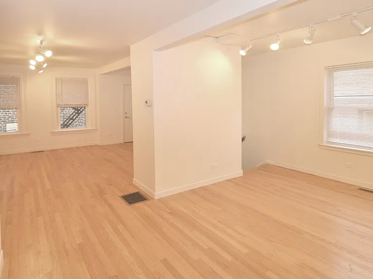 Wicker Park Big 3 Bedroom 2 Bath Private Coach House. Decks and Outdoor Space. — Photo 7