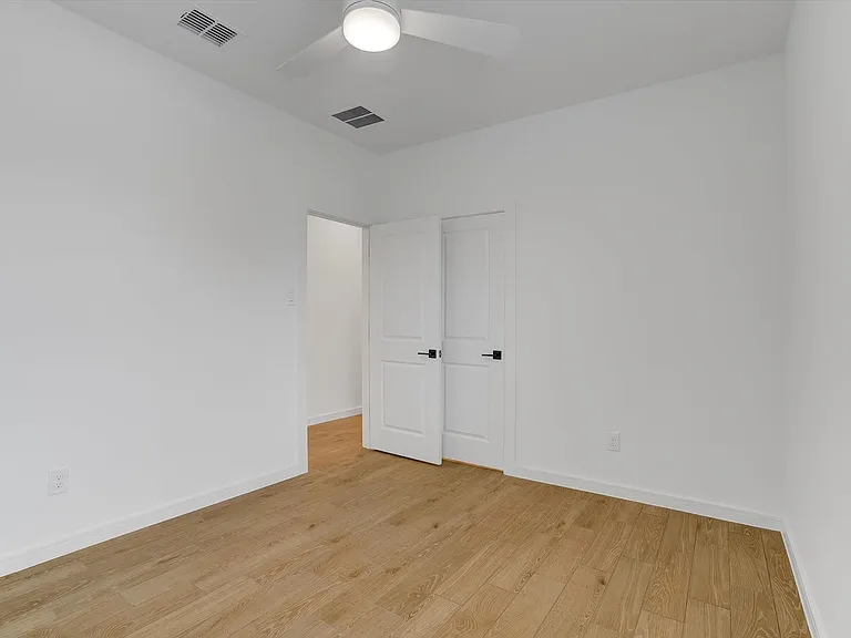 8438 Bay Ridge Cir — Photo 32