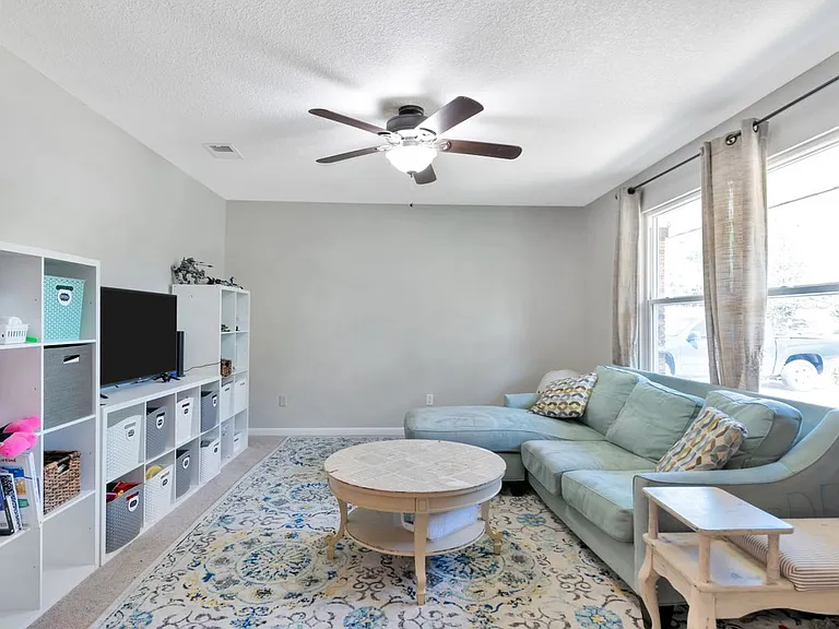 1126 Coral Dr — Photo 2
