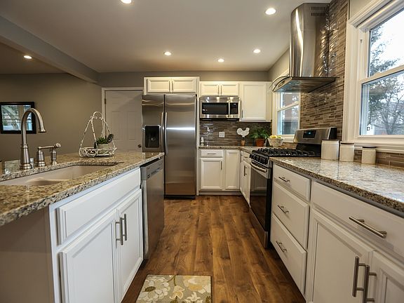 4th image of 12 Sturbridge Ln