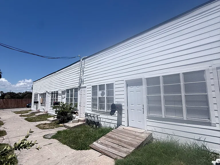 519 S Carancahua St #4 — Photo 2