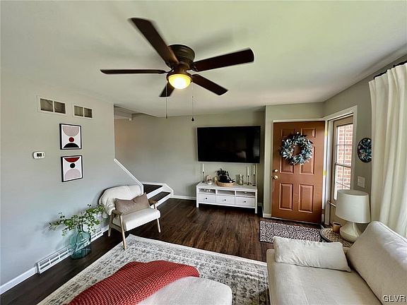 3rd image of 5021 Shawnee Blvd N