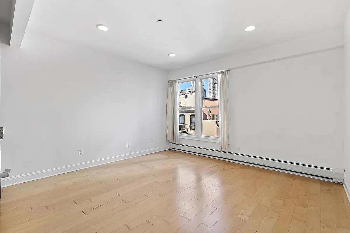 1 bed, 567 sqft, $3,300 — Photo 3