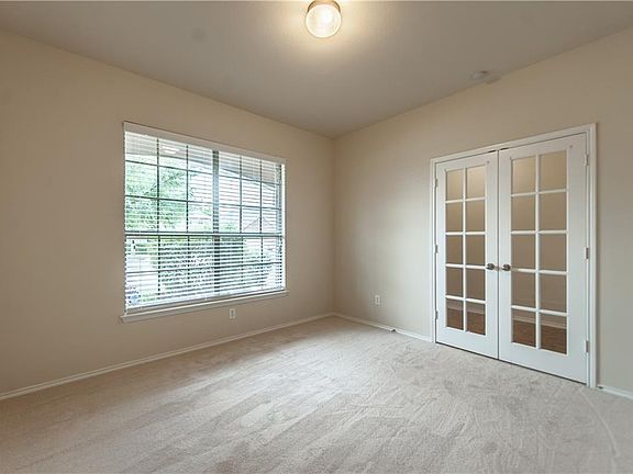 4th image of 819 Lake Grove Dr