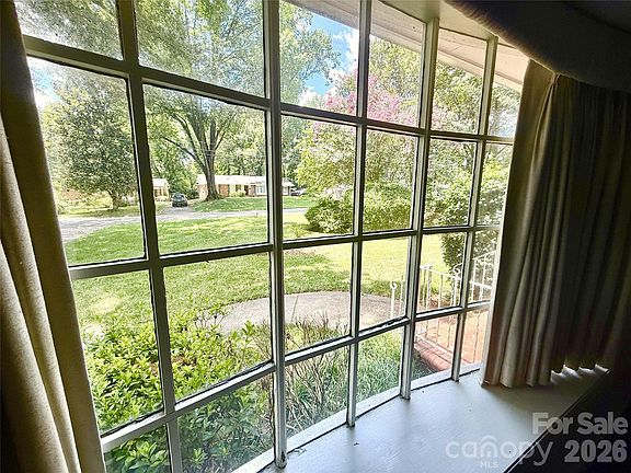 4th image of 821 Burnley Rd