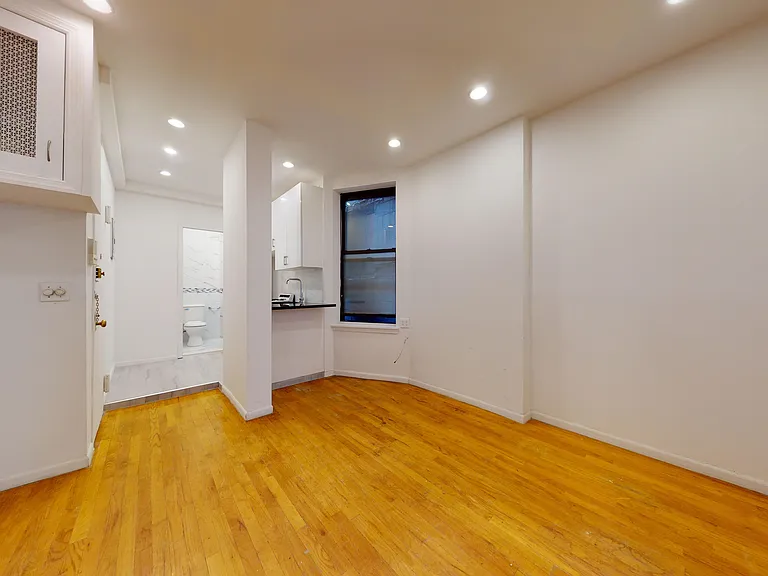 214 E 10th St #13 — Photo 5