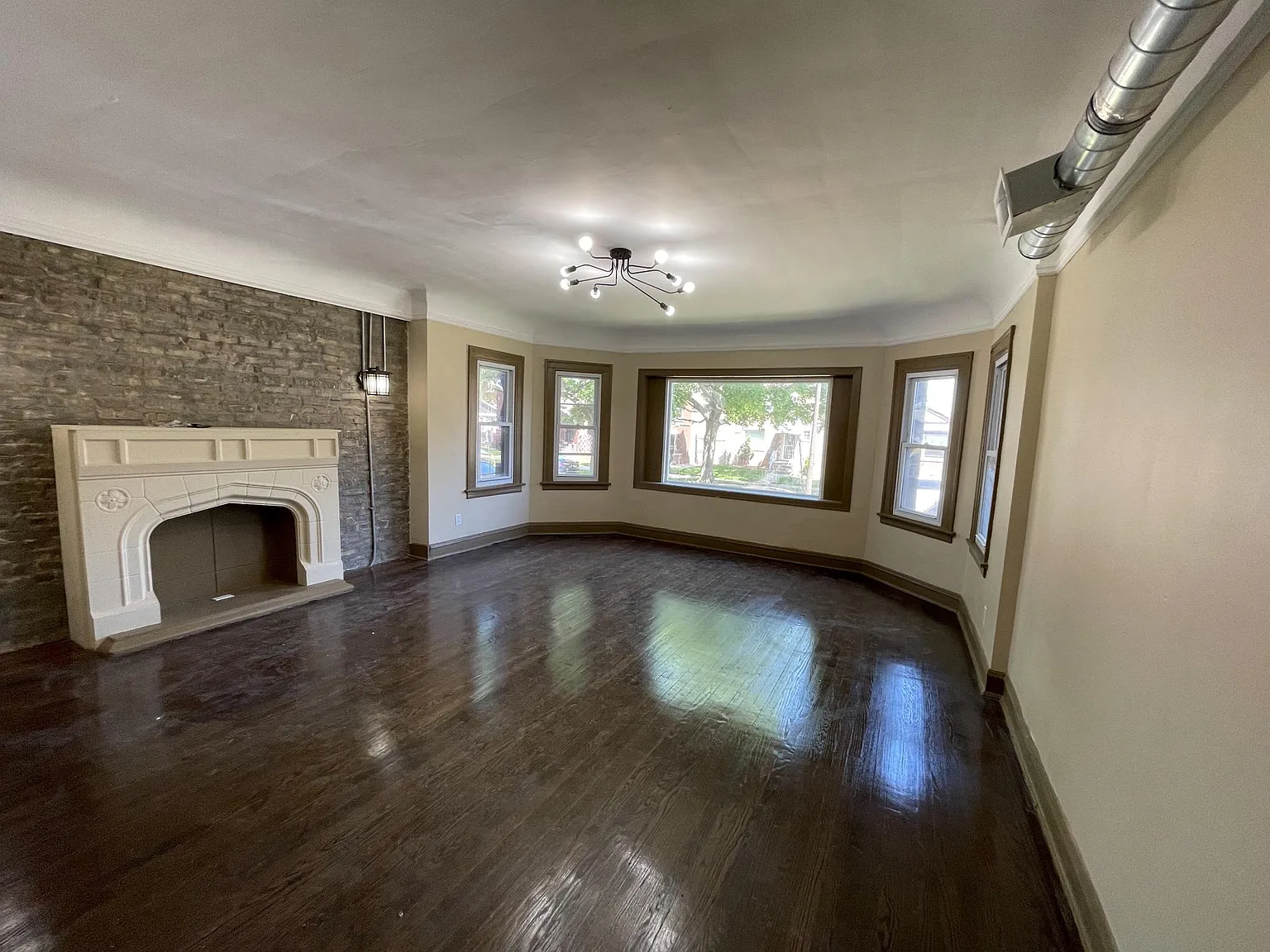 3 bed, 1300 sqft, $2,200 — Photo 2