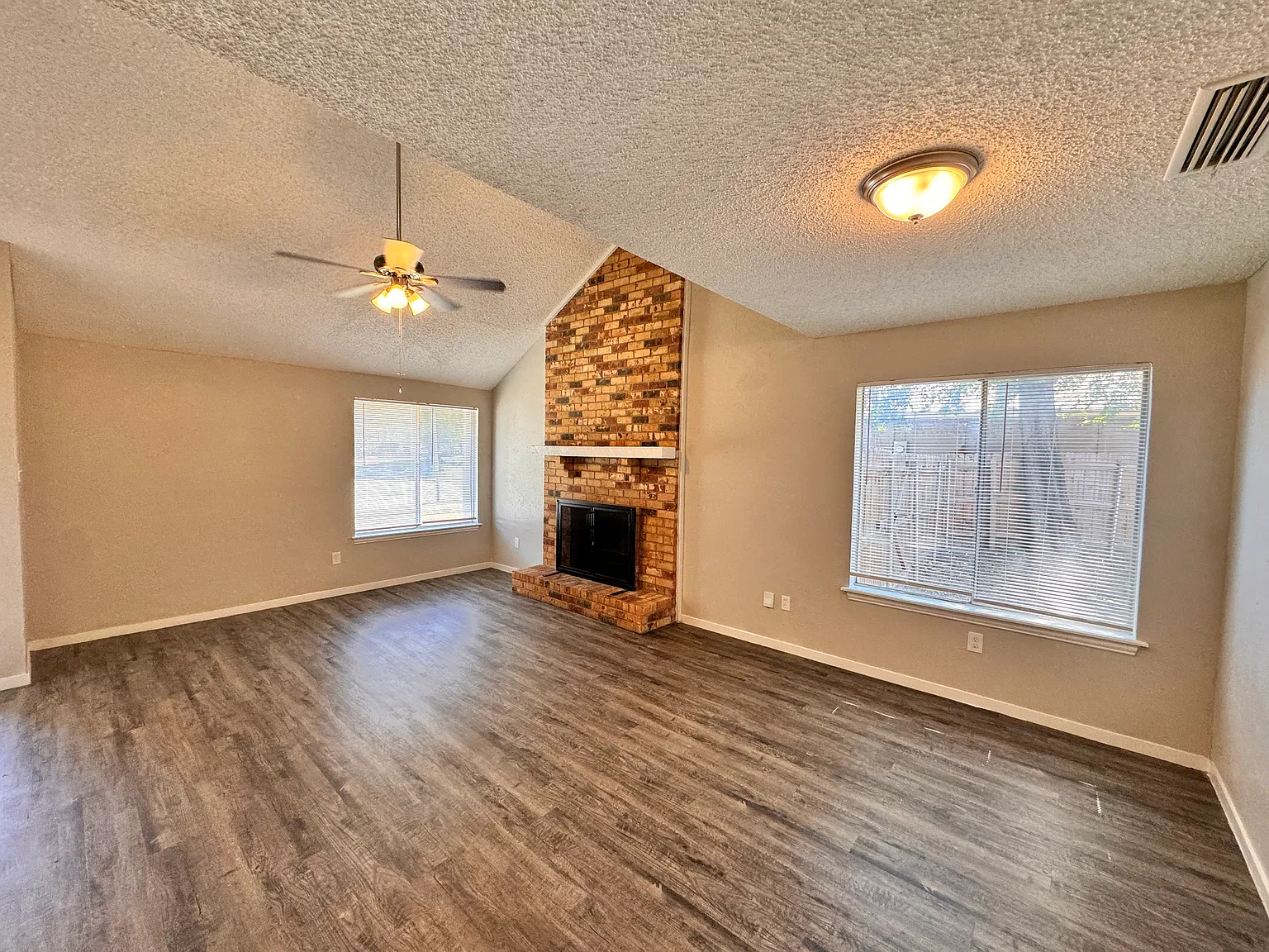 2518 Fallcreek St Arlington TX 76014 — Photo 2