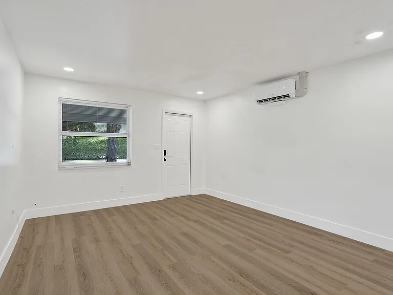 2018 NE 15th St — Photo 11