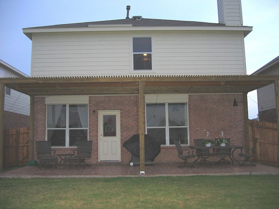 Back PAtio which overllooks pond