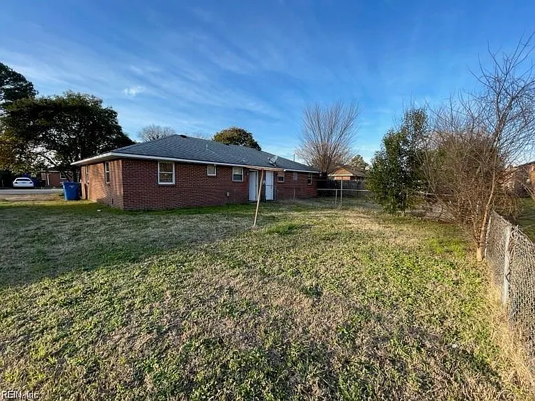 2108 Pond Ln — Photo 10