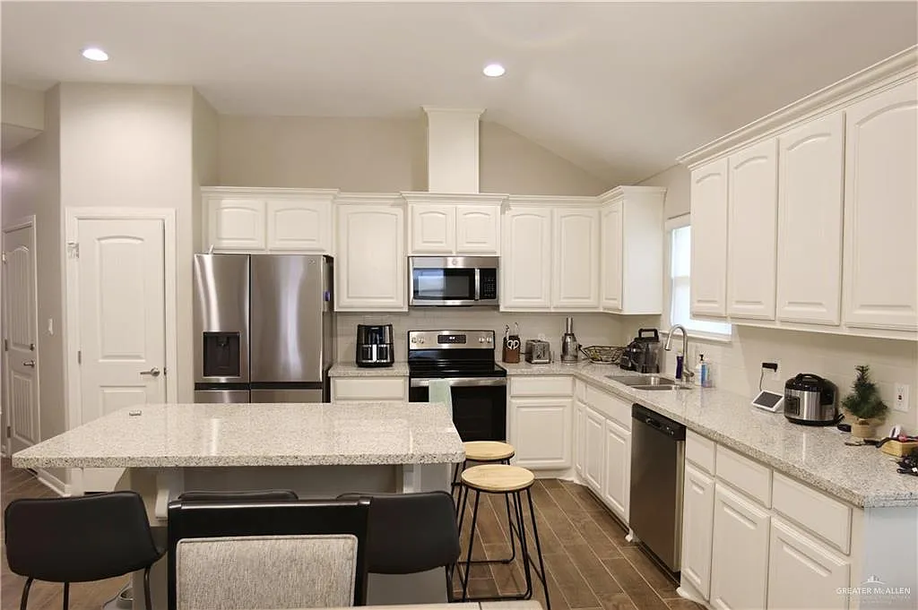 3 bed, 2.0 bath, 1386 sqft, $1,900 — Photo 4
