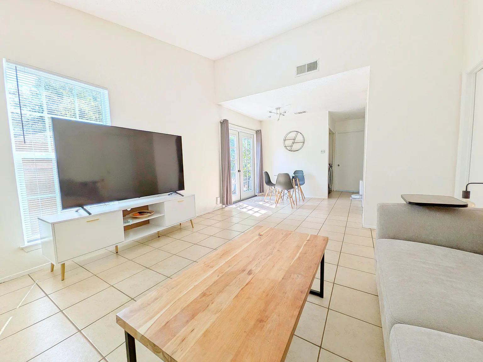 3 bed, 950 sqft, $1,795 — Photo 3