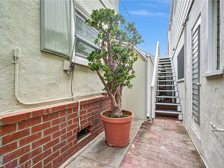 320 Sapphire Ave — Photo 5