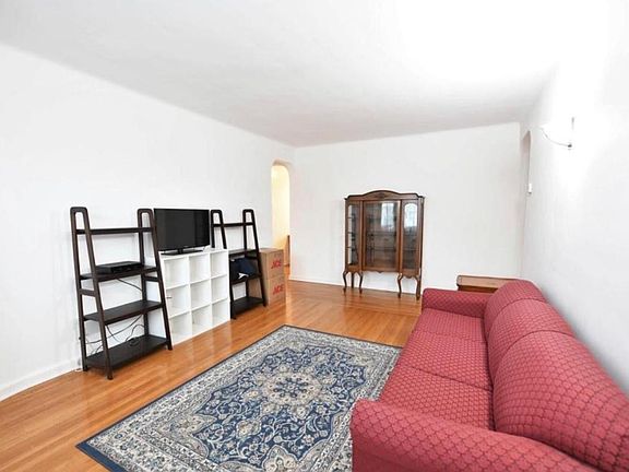 3rd image of 76 Beechwood Pl Floor 1