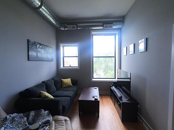 5th image of 1355 N Milwaukee Ave #302