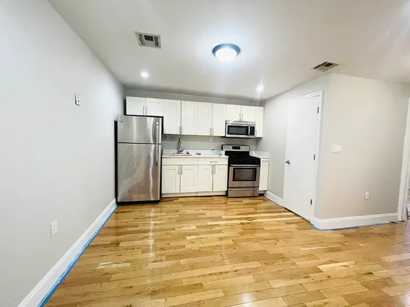 196 Cornelia Street image 5 of 12