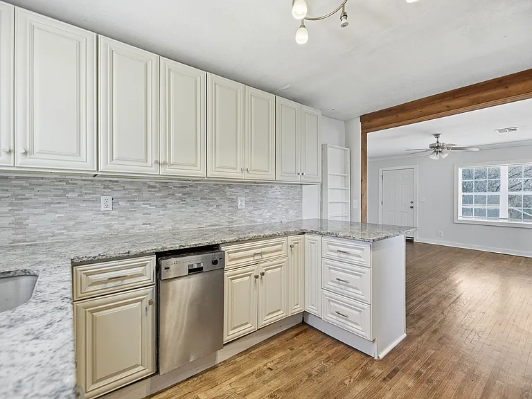 205 N Zenith Ave — Photo 11