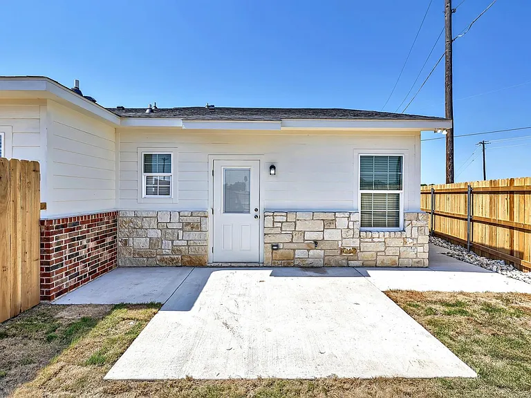 606 Alamo Dr — Photo 17