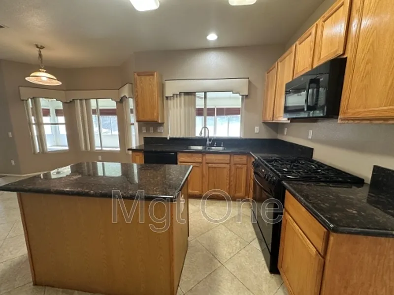4 bed, 3.0 bath, 2759 sqft, $3,950 — Photo 3