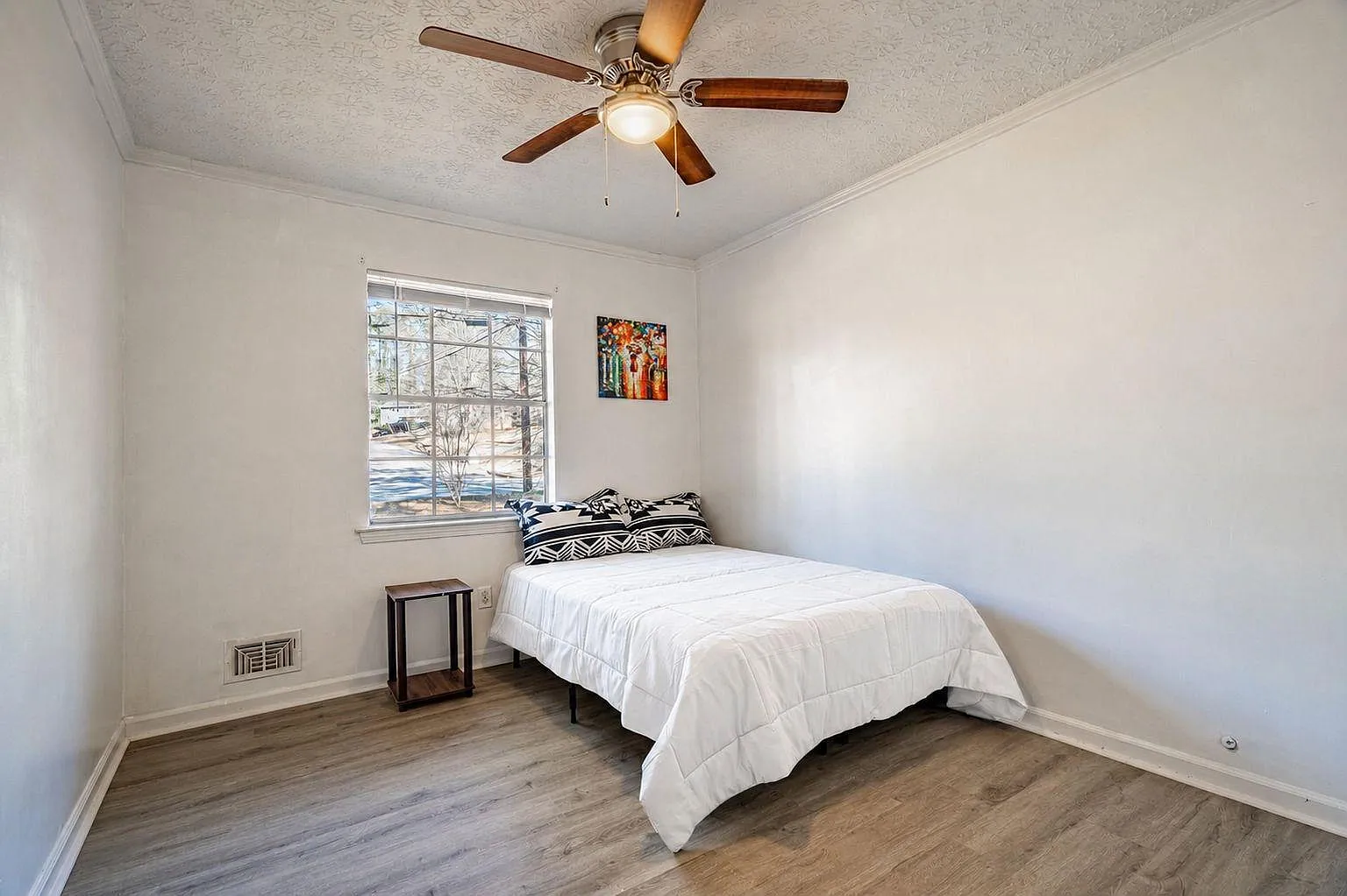 4 bed, 3.0 bath, 2596 sqft, $615 — Photo 1