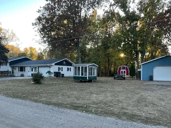 2320 S Jeske Dr, Kawkawlin, MI 48631