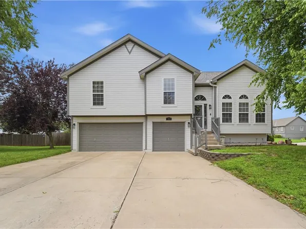 722 Saddle Peak Dr, Raymore, MO 64083