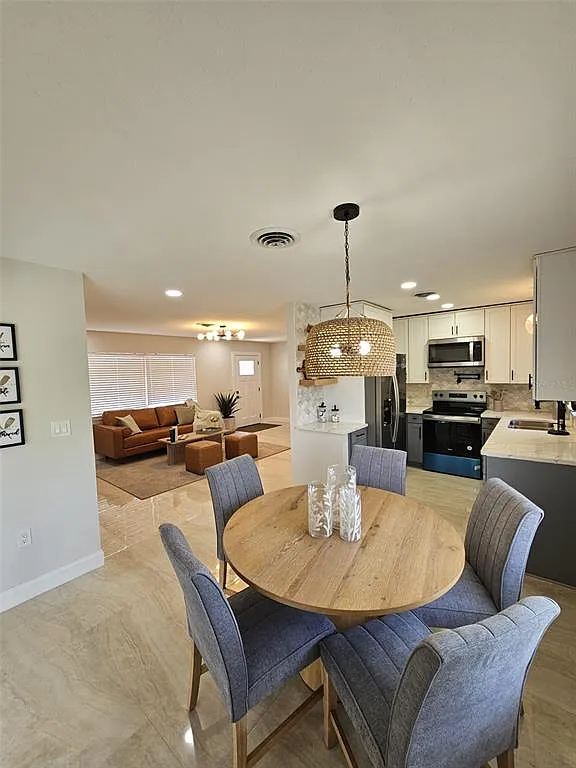 3 bed, 2.0 bath, 1367 sqft, $2,600 — Photo 1