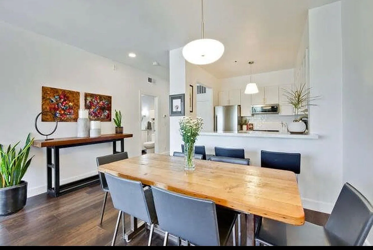 Centrally located near downtown San jose close to the college and San pedro square. — Photo 4