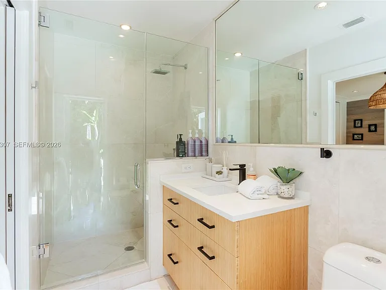 1029 Mariposa Ave — Photo 15