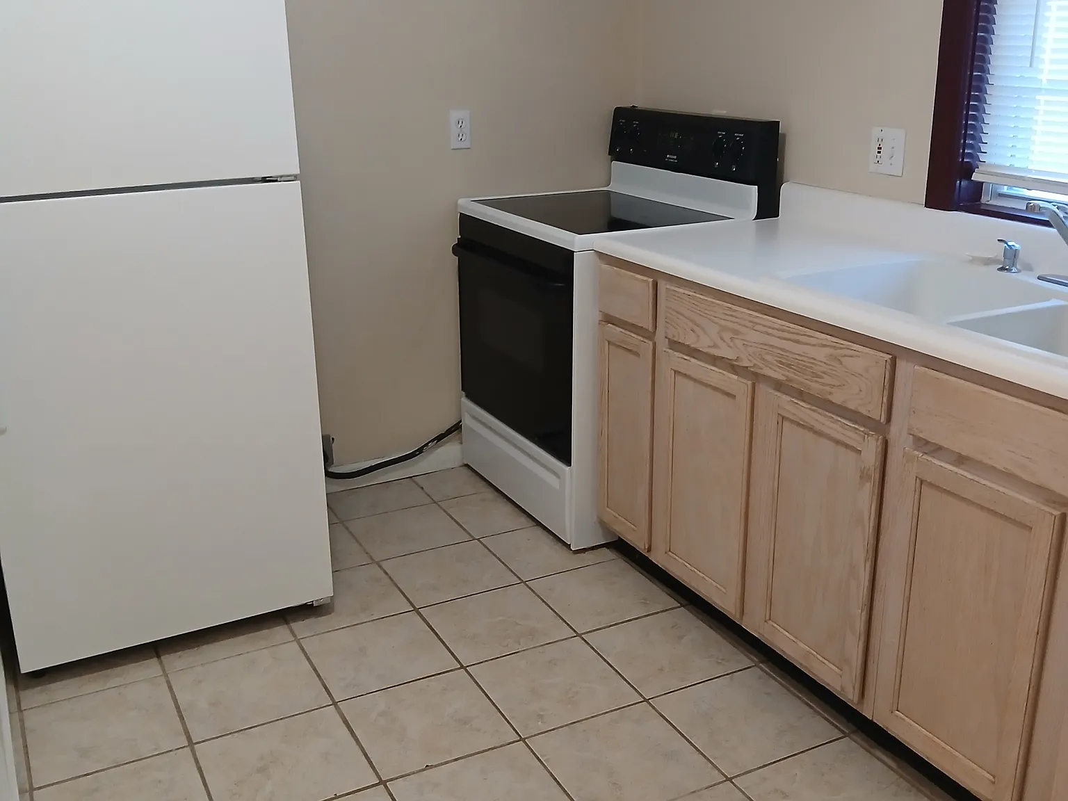 709 S. Poplar St - B — Photo 3