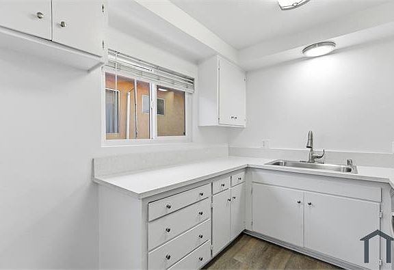 4th image of 6652 Darby Ave #L